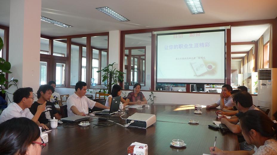 学习身边典型 争当“定海先锋”.jpg 学习身边典型 争当“定海先锋”.jpg